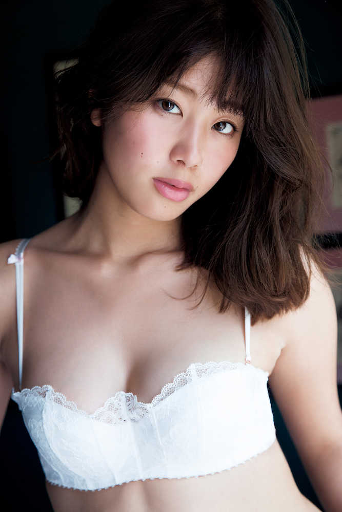 稲村亜美　白い下着姿