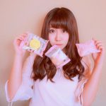 お菓子を持つ　青山希愛　グラビア