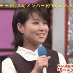 マイクを持ち微笑む福田明日香