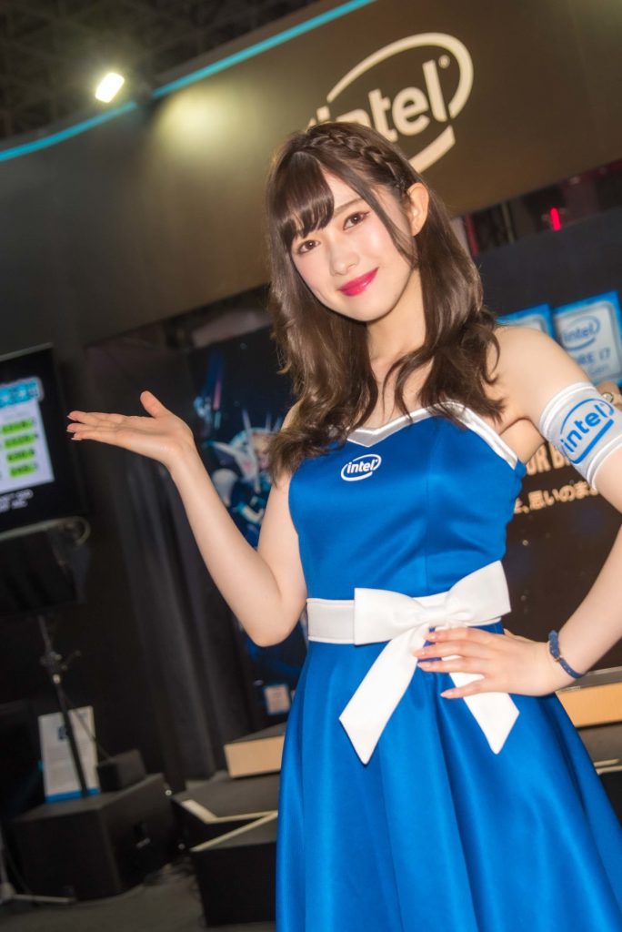 東京ゲームショウ2019　インテルブースで右手を挙げてポーズする朝倉佳奈子