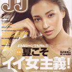 JJ表示で頬づえをつくポーズ　黒木メイサ