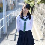 制服姿でたたずむ天海こころ　AV女優