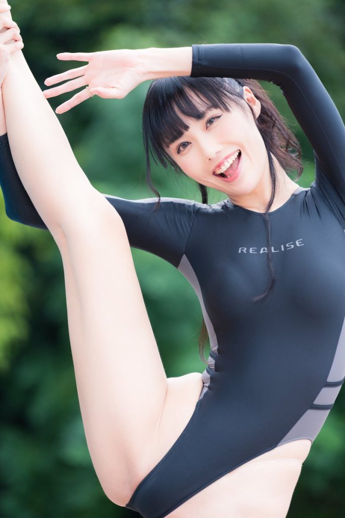 競泳水着で開脚する稲森美優ちゃん