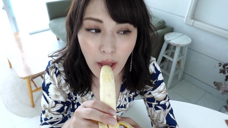 バナナを咥えようとしている金子智美