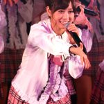 歌いながら手を差し出す　前田敦子